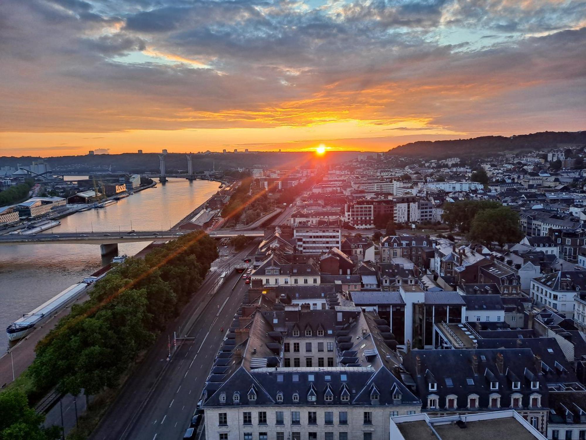 Sous Les Etoiles - Dans Gratte-ciel Avec Garage Prive Appartement *